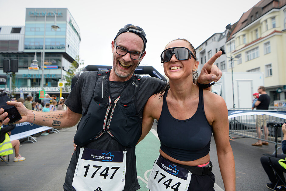Generalprobe: Couple cheers at the finish line © SCC EVENTS / Kai Wiechmann