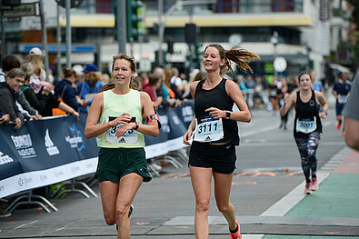 Berliner Straßenlauf Anmeldung (2023): Läuferinnen beim Zieleinlauf © SCC EVENTS / Kai Wiechmann