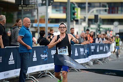 Männlicher Teilnehmer durchläuft Ziel-Band © SCC EVENTS / Kai Wiechmann