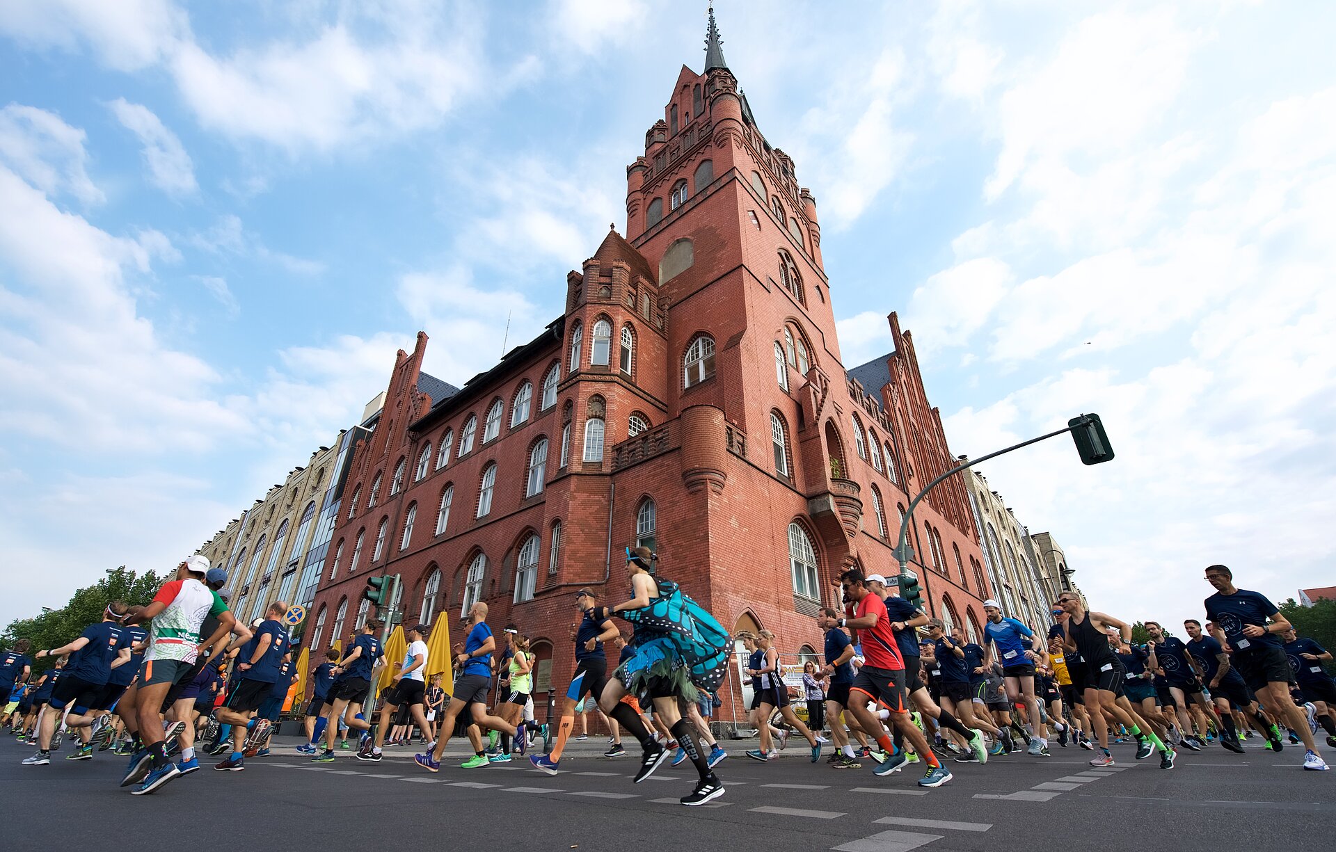 Berlin Road Race: Field of runners at a street corner © Eberhard Thonfeld SCC EVENTS