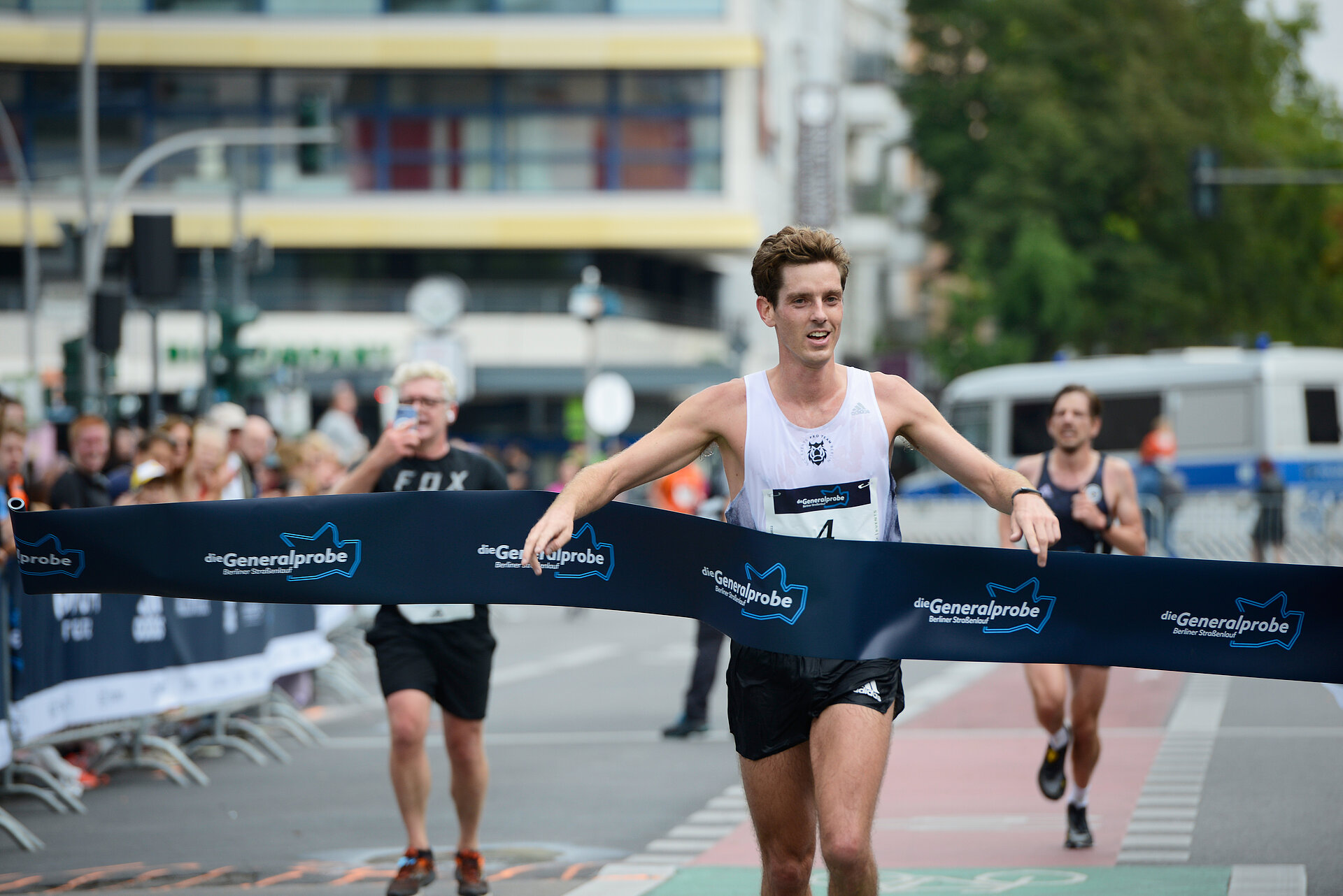 Berlin Road Race : Winner at the finish © Kai Wiechmann SCC EVENTS