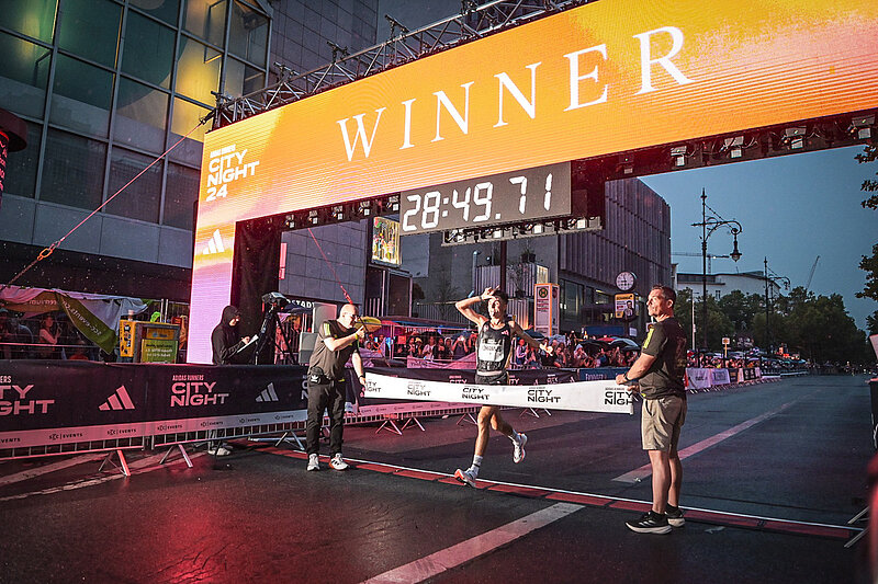 Johannes Motschmann, Gewinner der 32. Auflage der adidas Runners City Night, beim Zieleinlauf