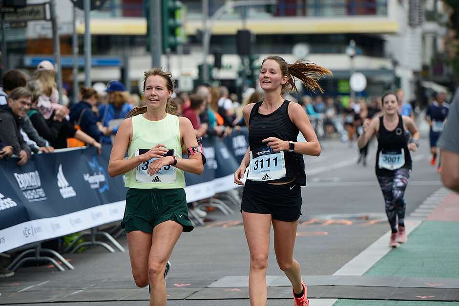 Berliner Straßenlauf Anmeldung (2023): Läuferinnen beim Zieleinlauf © SCC EVENTS / Kai Wiechmann