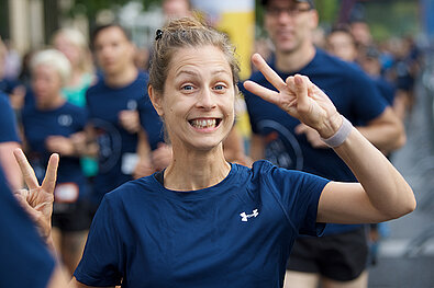Female runner shows V for Victory to the camera © SCC EVENTS / Eberhard Thonfeld / camera4