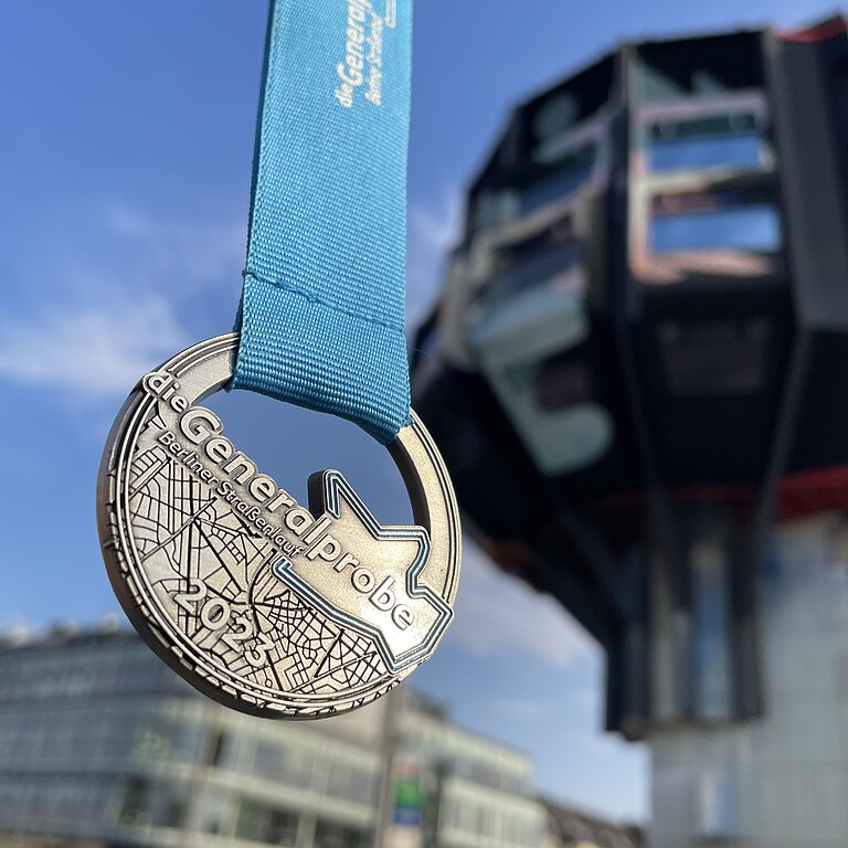 Auch der Bierpinsel hat sich seine Medaille verdient © SCC EVENTS / Vincent-Dornbusch