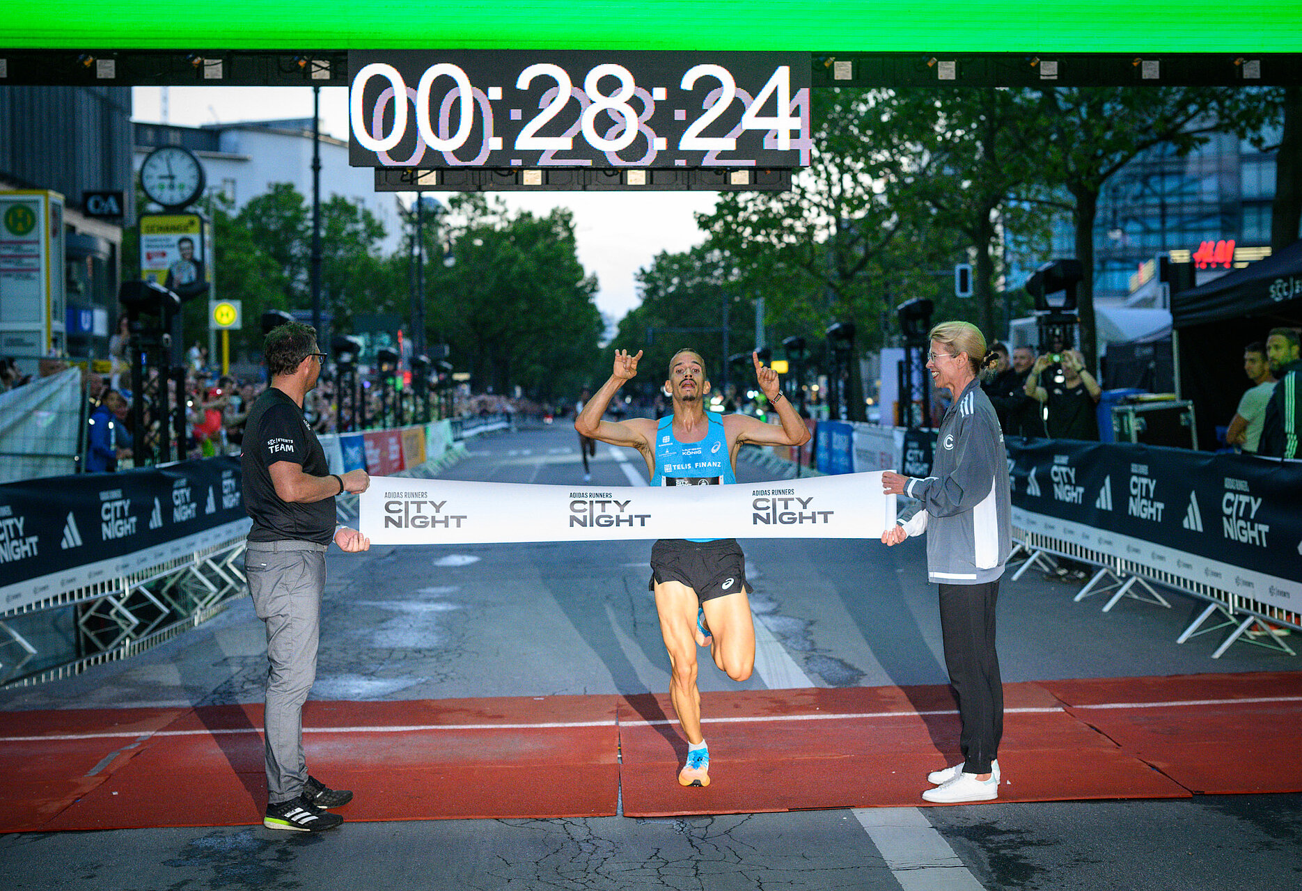 Simon Boch läuft neuen Streckenrekord der adidas Runners City Night © SCC EVENTS