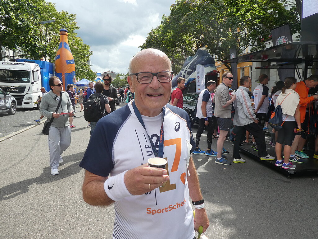 Volker Schlöndorff ganz entspannt im Ziel seines Kiezlaufes/ SCC EVENTS