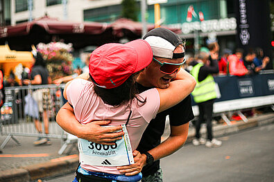 Zwei Läufer mit Cap umarmen sich nach dem Lauf © SCC EVENTS / Priya Saraswat